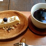 Suito Homu - チーズケーキとホットコーヒー