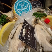 梅田 ワーフ - オイスタープラッターを6ピース追加オーダー。北海道産、佐賀県産、そして話題の「オイスターぼんぼん」をチョイス。