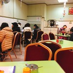 勝利茶餐室 - 物置の様な店内