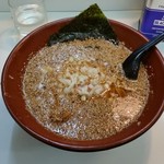 たけちゃんラーメン - すり鉢の丼に胡麻がびっしり「スタミナしょうゆラーメン (650円)」