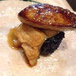 五品目（メイン）イカスミおにぎり　穴子煮　フォアグラのソテー