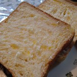 風音彩 - オレンジ・ブレッドをスライスしました。果肉が点在。