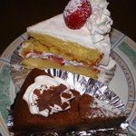 蛯澤珈琲店 - いちごのショートケーキ(上) ココアケーキ(下)