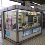 豊橋駅構内、こちらは東海道新幹線12番線(上り)ホームの東京寄りにある売店です。こだまの14号車が最寄りになります。(2016年12月)