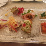 旬の食材を使用した前菜の盛り合わせ