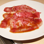 焼肉矢澤 京都 - カルビ。この日は最高品質ですと親切な解説。至極レベルでした