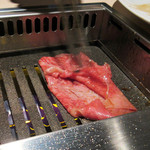 焼肉矢澤 京都 - 名物サーロイン矢澤焼き。焼いて下さいました