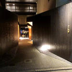 焼肉矢澤 京都 - 綾小路通沿いのアプローチ