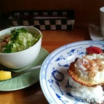 カフェドベトナム 澤上商店 - ガパオ飯と小さいフォーガー