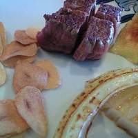 室 - お皿に盛られたお肉