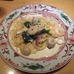 DINING KAGURA - ほうれん草と厚切りベーコンのペペロンチーノ（真上から）（2016.12）