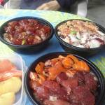 Suisan Fish Market - フルーツは友人の持参品で、右の海鮮丼が商品である