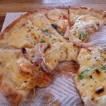 香房 ゆず夢cafe - 自家製ベコーンのピザ
      思わず食べかけちゃってｗ