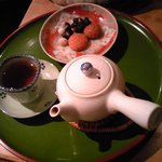 岩茶房 - 岩茶とお茶菓子。黒豆のお菓子とそばボーロでした。