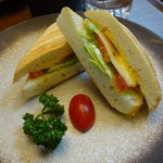 Cathay Pacific First and Business Class Lounge - オーダーのホットサンド・パニーニ、パニーニは嬉しい一品です