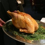 レストラン タテル ヨシノ 銀座 - 本日のメイン、クリスマスらしく豪華なシャポン