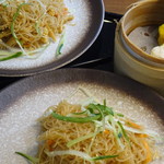 Cathay Pacific First and Business Class Lounge - オーダーのビーフンと餃子等
            ビーフン♪美味しかった