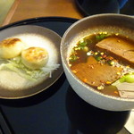 Cathay Pacific First and Business Class Lounge - 牛肉麺と焼き饅頭・牛肉麺は麺が太めでまずまずのお味