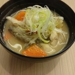 Hokkaidouchokusouirosarasushinakanaka - あら汁（240円）。