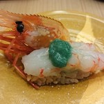 北海道直送 彩皿寿司なかなか - 大ぼたん海老（580円）。