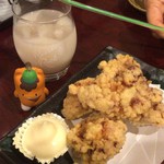 Izakaya Kinraku Ya Hamamatsu Chouten - 名物、鶏の唐揚げ、お代わり自由、熱々