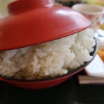 門池 - ご飯！大きい器にご飯が山盛りでふたが閉まってません！