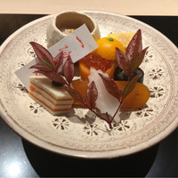 西麻布 いちの - サーモンと伸ばしたパンの博多、白味噌と酒粕につけたイクラ、鯛の龍皮巻き、甘海老の灘和え、ブランデーカラスミ、すり身入りの蟹入り卵焼き、柿のチーズ巻き