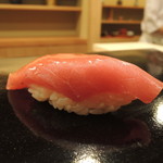 日本橋蛎殻町 すぎた - 中トロ（背ビレの付け）2016.12
      