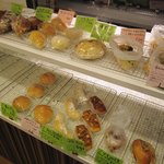 happy hoppe - パン棚の様子。