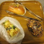 happy hoppe - 具がぎっしり詰まった惣菜パン。