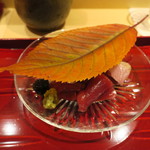 銀座 しのはら - 青森の平目 兵庫の針烏賊氷見の寒鰤大間の鮪 いぶりがっこと辛味大根1