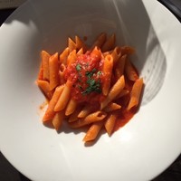 カレス - トマトソースのペンネ