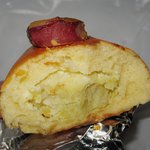 happy hoppe - 「スイートポテトパン(\180)」の断面。