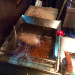 とんかつ七兵衛 - フライヤー付近。