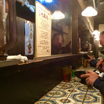 とんかつ七兵衛 - カウンターのみの狭小店舗。