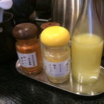 つけ麺 井手 - 卓上の良さげな薬味