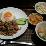 青山ガパオ食堂 - ガパオ＆マッサマンカレーの相がけランチ。