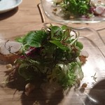 KOTOBUKI - タイラギ貝の炙りとクルミのハーブ野菜のサラダ