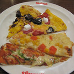 シェーキーズ - クワトロチョコのデザートピザ(上) イチゴとオレオのマシュマロデザートピザ(上から2番目) アンチョビ＆トマト(?)(下から2番目) アメリカンデライト(下)
