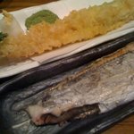 丸秀鮮魚店 - 穴子の一本揚げと太刀魚の塩焼き
