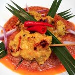 ロムアロイ - 「タイ風焼き鶏」：甘めのピーナッツソースをたっぷり添えてある焼き鶏です♪