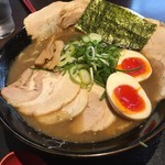 らーめん 与七 堅田店 - とんこつらーめん　麺にどろどろスープが絡みに絡む瞬間は感動します☆　2016/12/25