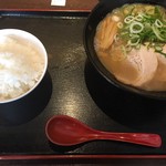 らーめん 与七 堅田店 - あっさりとんこつラーメン　こってりが苦手な方にはオススメ(^0^)b　2016/12/25