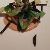 ロドラント ミノルナキジン - (2016年12月　訪問)帆立貝のミキュイ、ヘーゼルナッツのペースト、はしばみ、庄内葱、黒トリュフ添え。