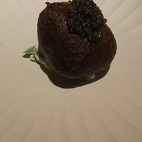 ロドラント ミノルナキジン - (2016年12月　訪問)黒オリーブ生地のベニエ、キャビア添え。中には林檎。塩気と甘さ、フルーティな香りが素敵。
