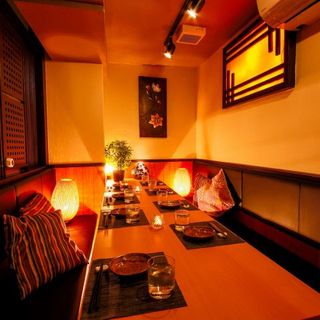 Kanzen Koshitsu Izakaya Torikin - 【中～大人数向け、扉付き完全個室】・7名～10名→2室/・10名～25名→1室/・約30名～60名→フロア貸切♪※予約状況によって、複数の個室へ分かれてのご案内になります。お電話にてご確認ください。　☆フロア貸切は約25～50人/立食は約60人まで♪完全個室・宴会仕様♪★2F席⇒35名様/3F席⇒55名様までのお着席可能♪