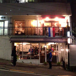 津の守坂 小柴 - 写真の通り、津の守坂（つのかみざか）の途中にあります。2階左側が小柴、右側がchez le mak。