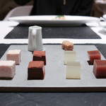 現代ガストロノミー 四匹の猫 - 2016年12月再訪：小菓子(四匹の猫 キューブ仕立て)☆