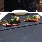 現代ガストロノミー 四匹の猫 - 2016年12月再訪：ポワソン トマト(ハタマスのポワレ 酵母発酵させたトマトのソースと花)☆