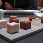 現代ガストロノミー 四匹の猫 - 2016年12月再訪：小菓子(四匹の猫 キューブ仕立て)☆